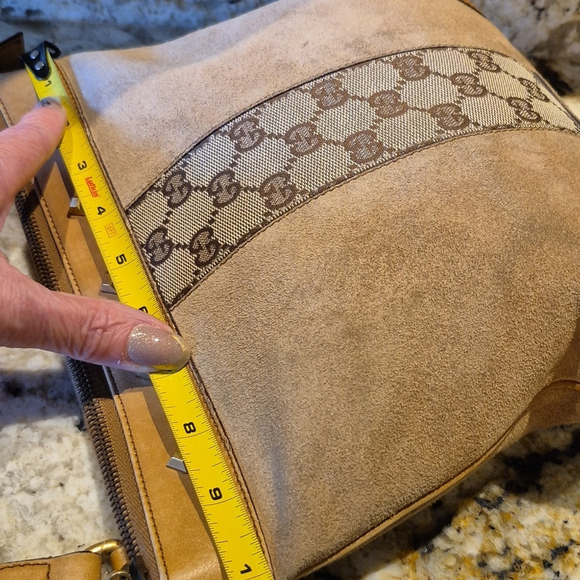 Gucci Tan Suede & leather Crossbody With Nailhead Accents.w:9,5"x9"×2.5"drop 19" - Picture 14 of 16
